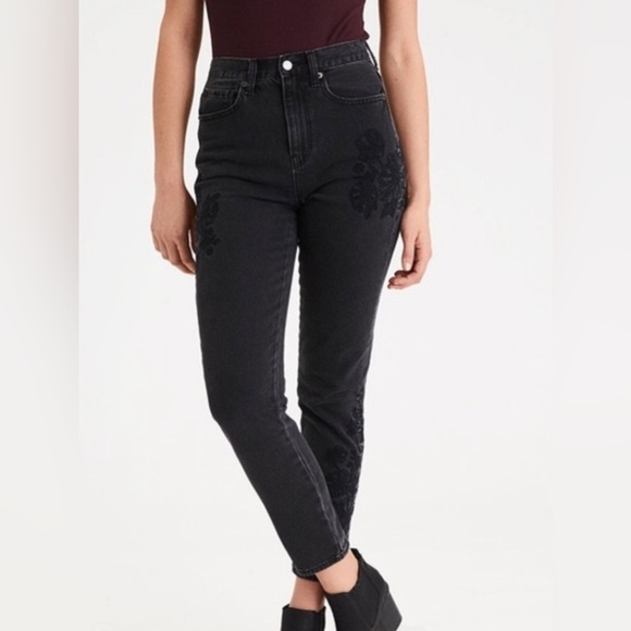 American Eagle Outfitters Denim - 𝅺American Eagle Black Washed Embroidered Mom Jeans Women’s Size 8